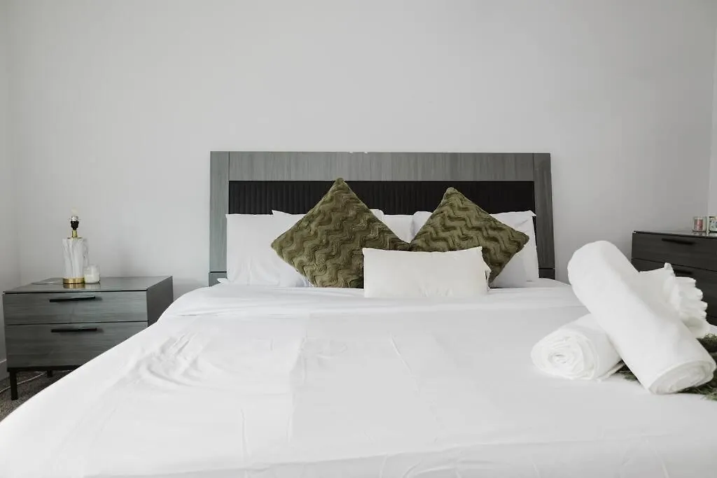Executive Modern Family Haven For Short Stays Edmonton 0*,