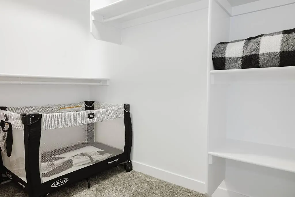Executive Modern Family Haven For Short Stays Edmonton 0*,  Canada