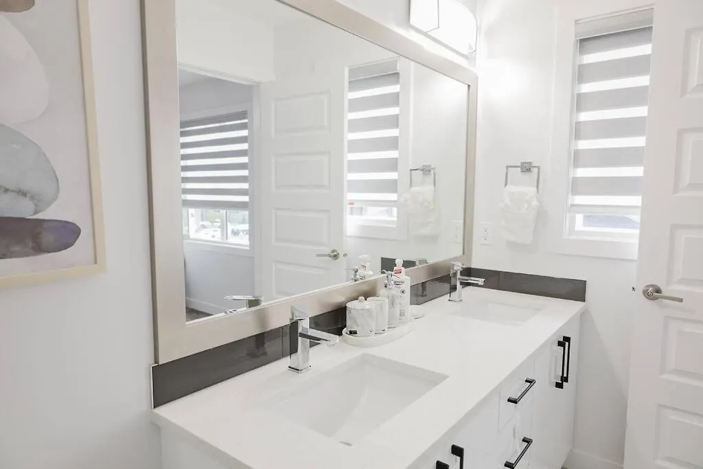 Executive Modern Family Haven For Short Stays Edmonton