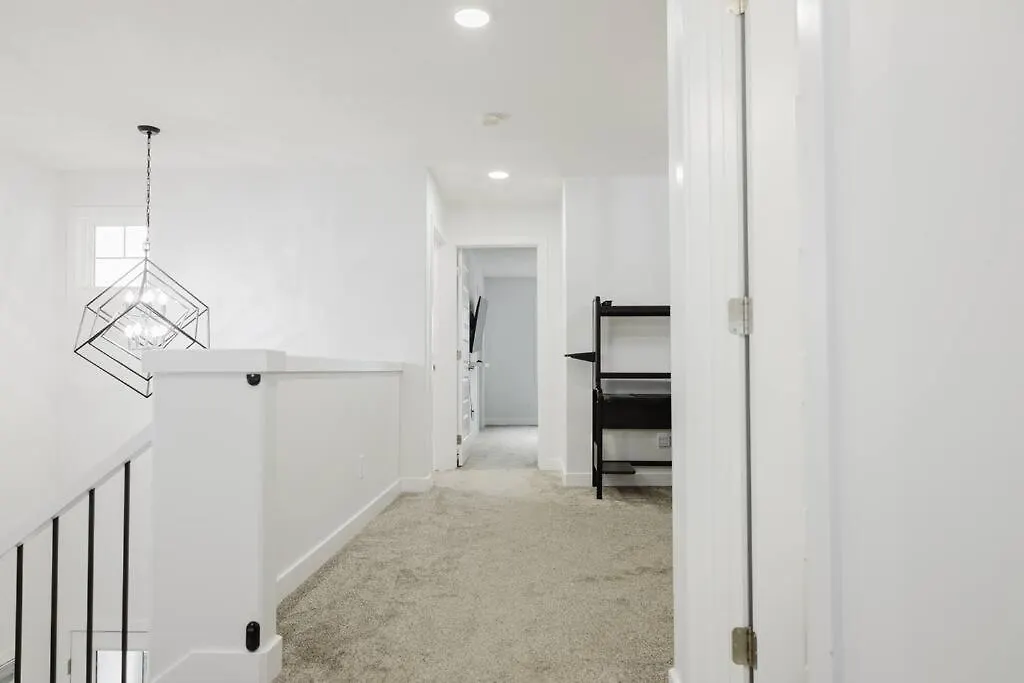 Executive Modern Family Haven For Short Stays Edmonton