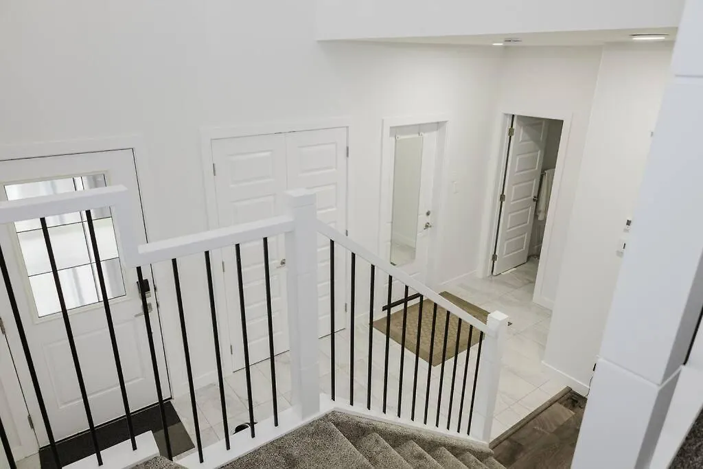 Executive Modern Family Haven For Short Stays Edmonton