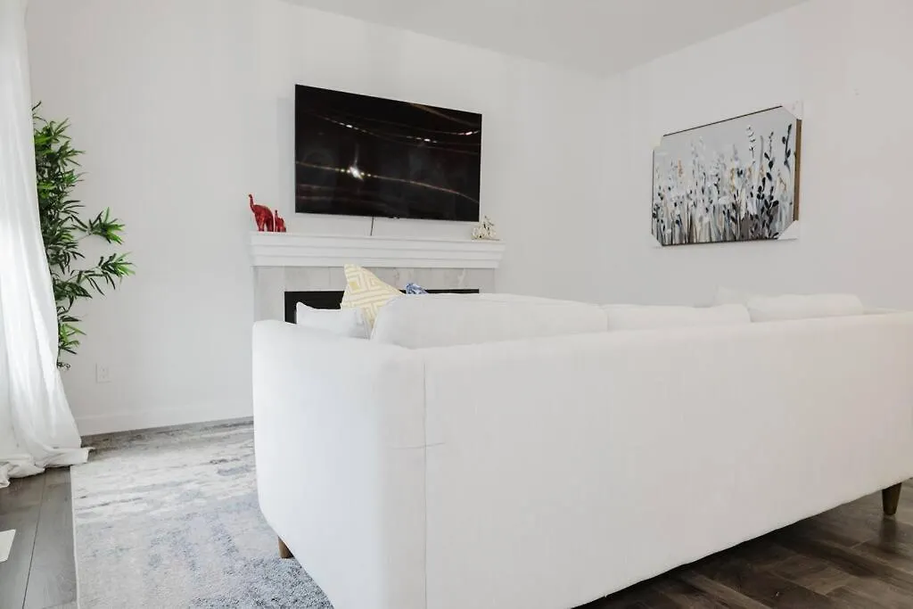 Executive Modern Family Haven For Short Stays Edmonton Holiday home