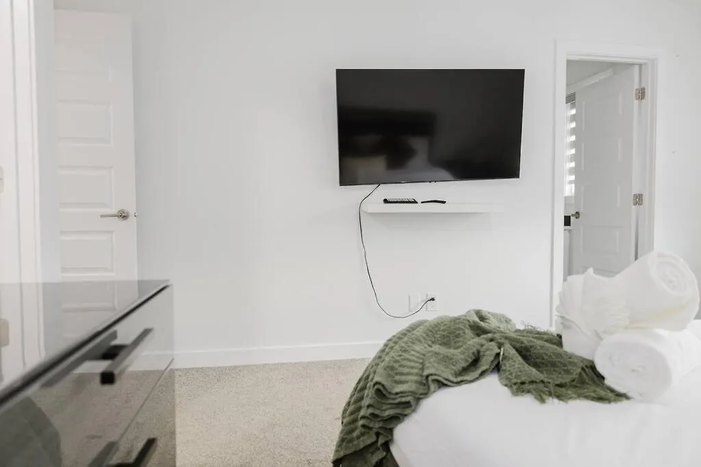 Executive Modern Family Haven For Short Stays Edmonton Holiday home
