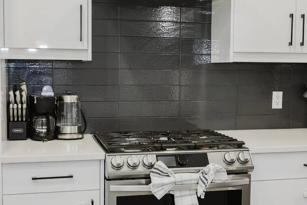 Executive Modern Family Haven For Short Stays Edmonton